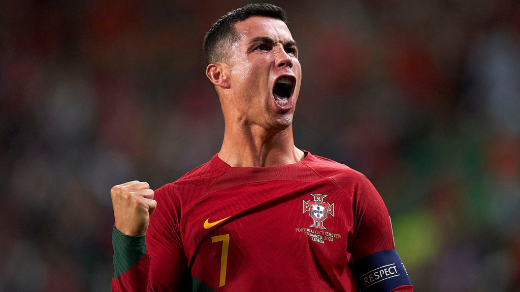 Cristiano Ronaldo trong màu áo đội bóng Bồ Đào Nha