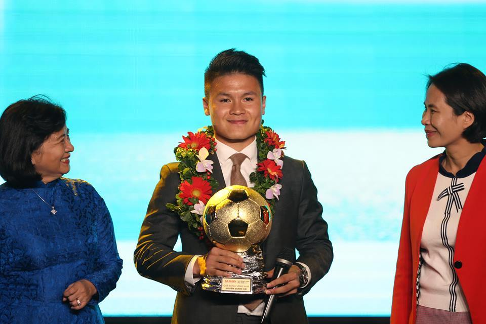 Quang Hải cùng giải thưởng Quả bóng vàng Việt Nam năm 2018 